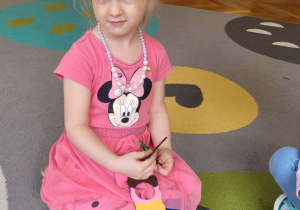 Dzieci przedstawiają bajkę o Bardzo głodnej gąsienicy