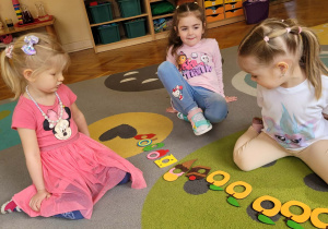 Dzieci przedstawiają bajkę o Bardzo głodnej gąsienicy