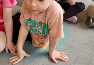 Dzieci przedstawiają bajkę o Bardzo głodnej gąsienicy