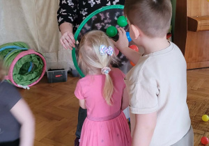 Dzieci "sadzą wiosenne kwiaty"