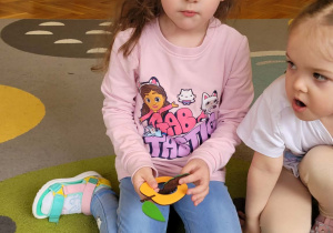 Dzieci przedstawiają bajkę o Bardzo głodnej gąsienicy