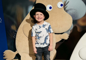 Dzieci zwiedzają Pałac Pełen Bajek