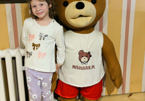 Dzieci zwiedzają Pałac Pełen Bajek