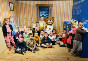 Dzieci zwiedzają Pałac Pełen Bajek