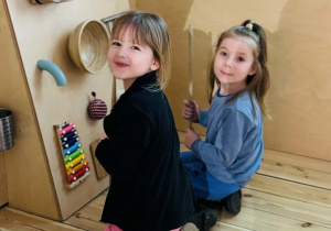 Dzieci zwiedzają Pałac Pełen Bajek