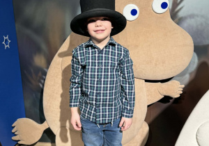 Dzieci zwiedzają Pałac Pełen Bajek