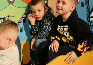 Dzieci zwiedzają Pałac Pełen Bajek