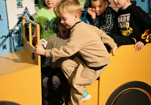 Dzieci zwiedzają Pałac Pełen Bajek