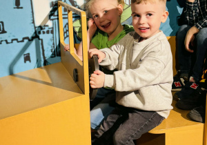 Dzieci zwiedzają Pałac Pełen Bajek