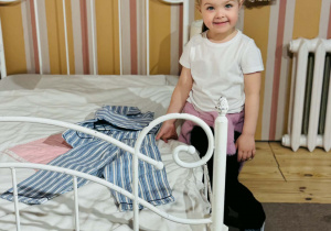 Dzieci zwiedzają Pałac Pełen Bajek