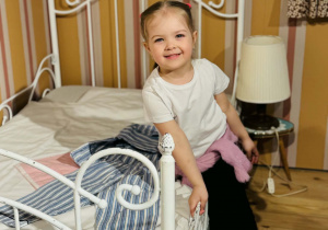 Dzieci zwiedzają Pałac Pełen Bajek