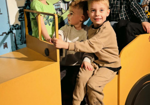 Dzieci zwiedzają Pałac Pełen Bajek