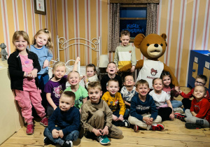 Dzieci zwiedzają Pałac Pełen Bajek