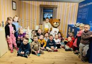 Dzieci zwiedzają Pałac Pełen Bajek