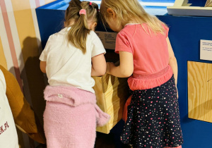 Dzieci zwiedzają Pałac Pełen Bajek