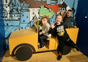 Dzieci zwiedzają Pałac Pełen Bajek