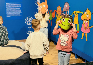 Dzieci zwiedzają Pałac Pełen Bajek