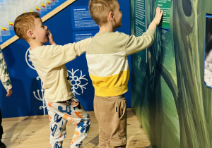 Dzieci zwiedzają Pałac Pełen Bajek