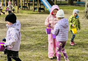 Dzieci szukają wielkanocnych jajek