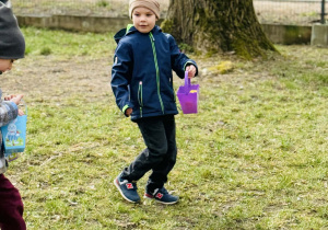 Dzieci szukają wielkanocnych jajek