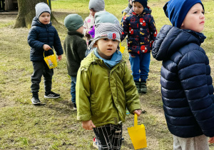 Dzieci szukają wielkanocnych jajek