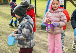Dzieci szukają wielkanocnych jajek
