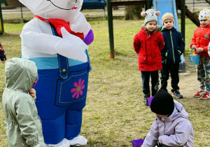Dzieci szukają wielkanocnych jajek