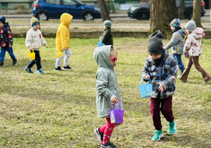 Dzieci szukają wielkanocnych jajek
