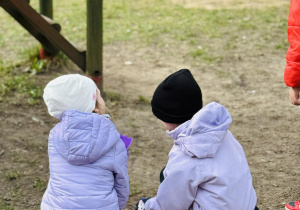 Dzieci szukają wielkanocnych jajek