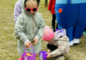 Dzieci szukają wielkanocnych jajek