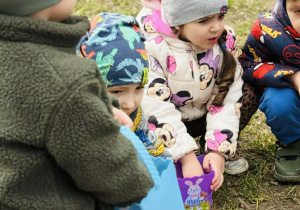 Dzieci szukają wielkanocnych jajek