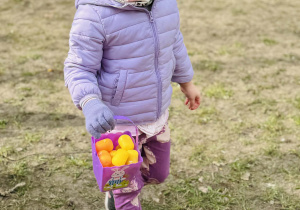 Dzieci szukają wielkanocnych jajek