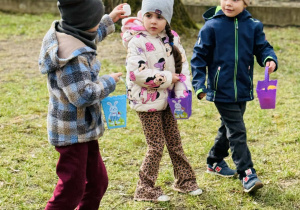 Dzieci szukają wielkanocnych jajek