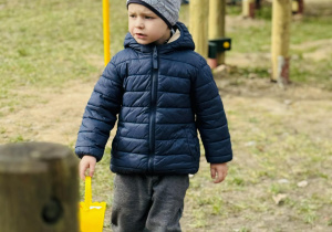 Dzieci szukają wielkanocnych jajek