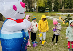 Dzieci szukają wielkanocnych jajek