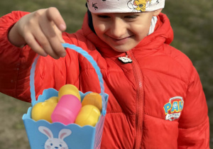Dzieci szukają wielkanocnych jajek
