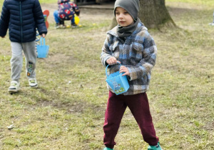 Dzieci szukają wielkanocnych jajek