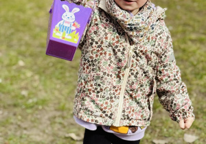 Dzieci szukają wielkanocnych jajek