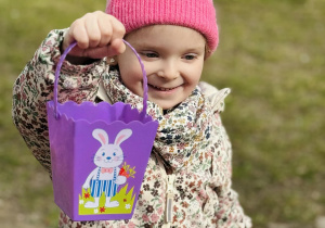 Dzieci szukają wielkanocnych jajek