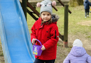 Dzieci szukają wielkanocnych jajek