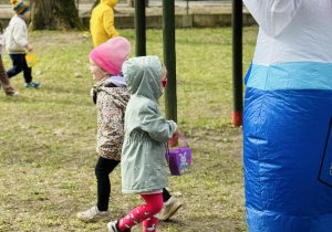 Dzieci szukają wielkanocnych jajek
