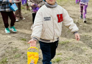 Dzieci szukają wielkanocnych jajek