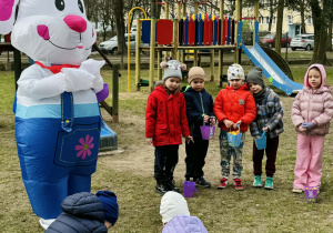 Dzieci szukają wielkanocnych jajek