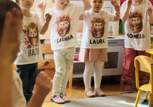 Dzieci śpiewają piosenkę