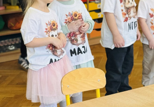 Dzieci śpiewają piosenkę