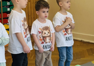 Dzieci śpiewają piosenkę