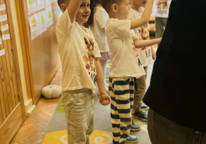 Dzieci śpiewają piosenkę