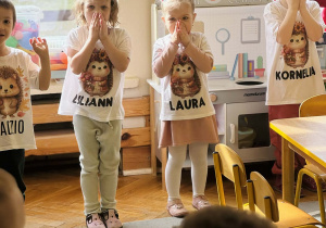 Dzieci śpiewają piosenkę