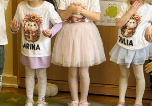 Dzieci śpiewają piosenkę