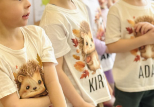 Dzieci śpiewają piosenkę